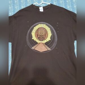 Grateful dead t shirt.